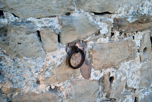 Parede marrom tijolo velho com anel de ferro
 - Foto, Imagem