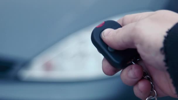 De man op de knop van het veiligheidssysteem alarm drukt in de auto - Video