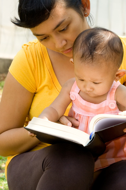 Madre etnica e bambino leggono un libro
 - Foto, immagini