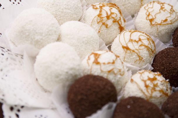 Рафаелло цукерки з горіхами і Caramell - Фото, зображення
