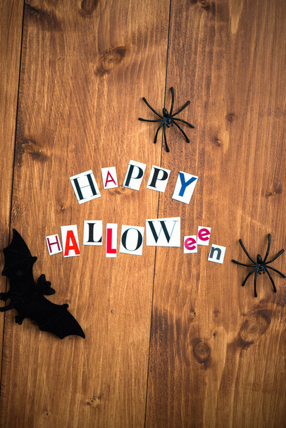 Joyeux Halloween Lettres découpées dans les magazines, les chauves-souris et Bla
 - Photo, image