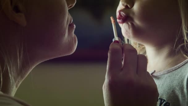 Mutter macht der Tochter Lippen auf - Filmmaterial, Video