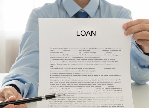 Werknemers krediet lening documenten weergeven - Foto, afbeelding