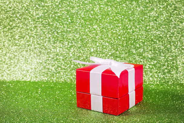 Presente de Natal contra um fundo verde brilhante mágico com espaço de cópia
. - Foto, Imagem