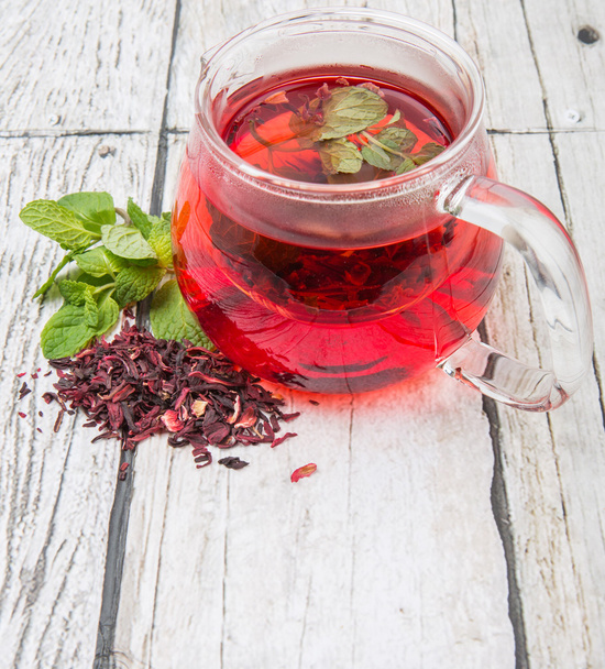 Τσάι ιβίσκου και φύλλα μέντας - Φωτογραφία, εικόνα