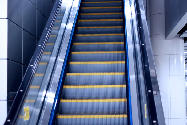 hareketli yürüyen merdiven - Fotoğraf, Görsel