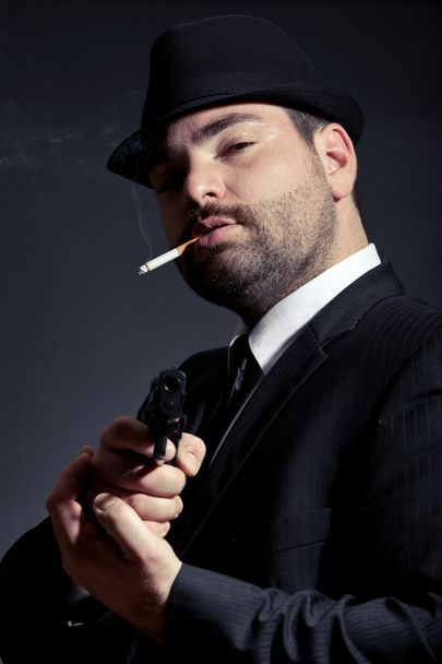 Homme dangereux avec un pistolet
 - Photo, image