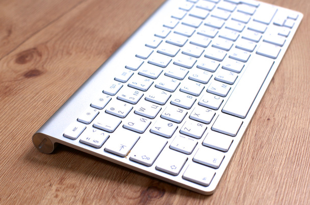 moderne Computer-Tastatur aus Aluminium auf dem Tisch - Foto, Bild