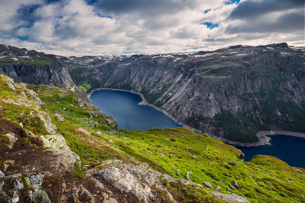 Вид на озеро Ringedalsvatnet від язик троля - Фото, зображення