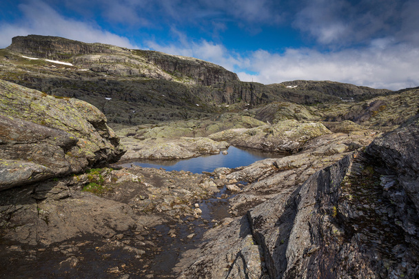 Táj sziklák közelében Odda Hardangervidda - Fotó, kép
