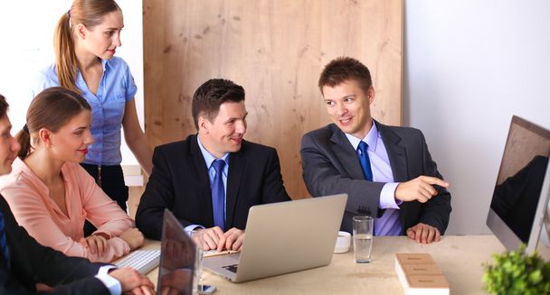 Reunión de negocios - Gerente discutiendo el trabajo con sus colegas
 - Foto, imagen