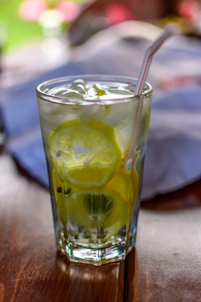 Limon içki masasında - Fotoğraf, Görsel