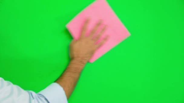 Man's Hand schoonmaken groene oppervlakte met Rag - op een groen scherm - Video