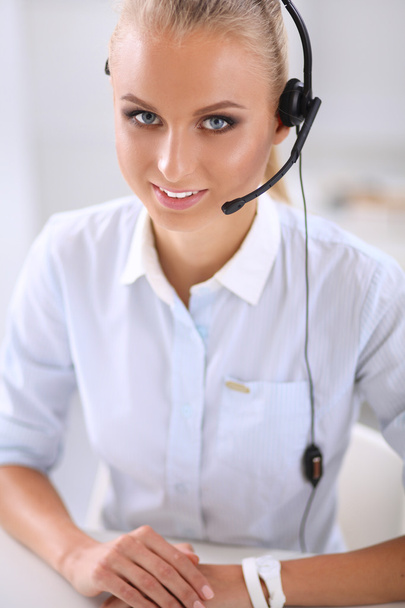 Close-up portret van een medewerker van de klantenservice op kantoor - Foto, afbeelding