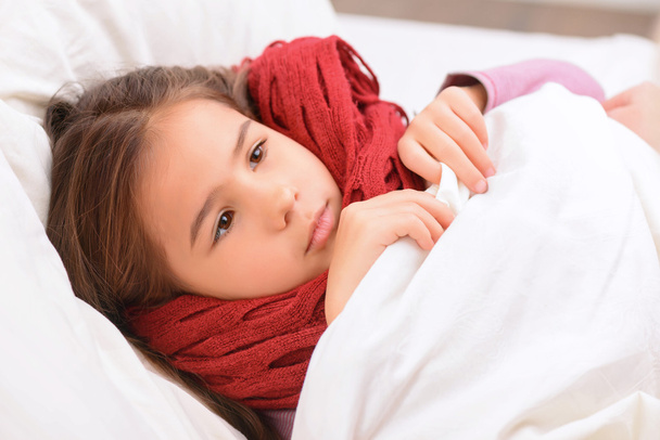 Little girl lying in bed - Zdjęcie, obraz