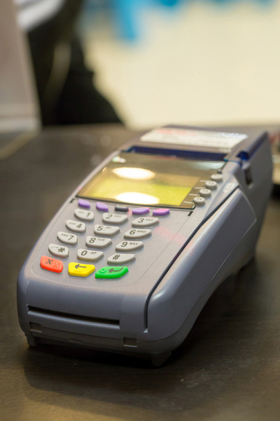 Máquina de cartão de crédito no balcão do caixa na loja: Seletivo
 - Foto, Imagem