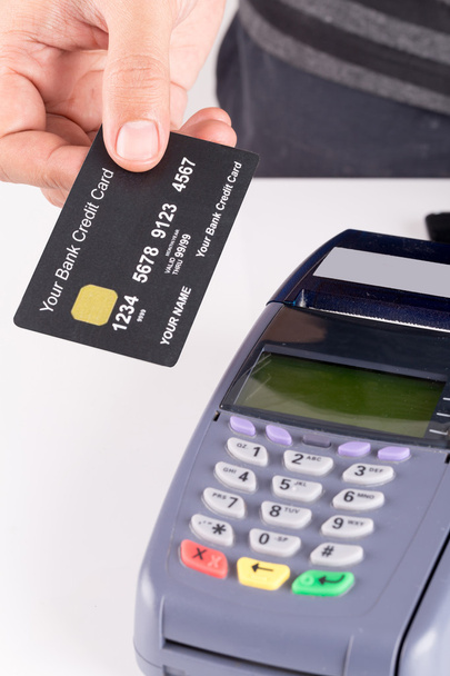χέρι που κρατά μια πιστωτική κάρτα με πιστωτική κάρτα μηχανή - Φωτογραφία, εικόνα