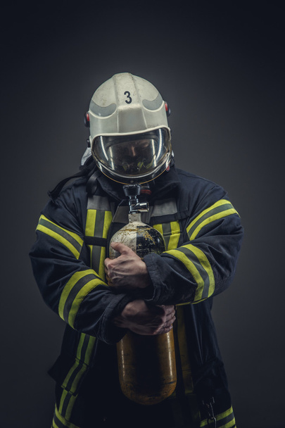 ヘルメットとマスクの消防士 - 写真・画像