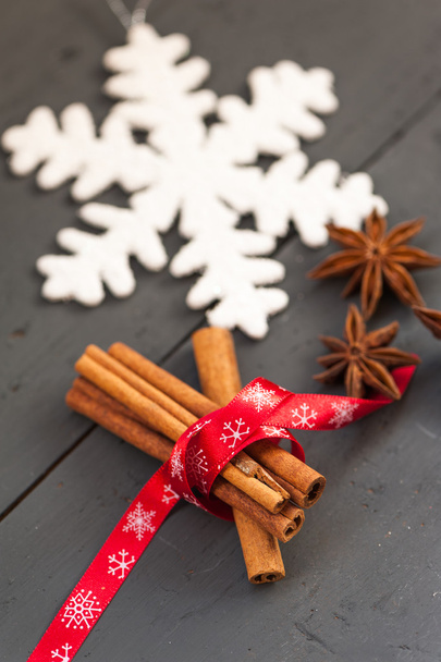 Christmas decoration with cinnamon and anise - Fotoğraf, Görsel