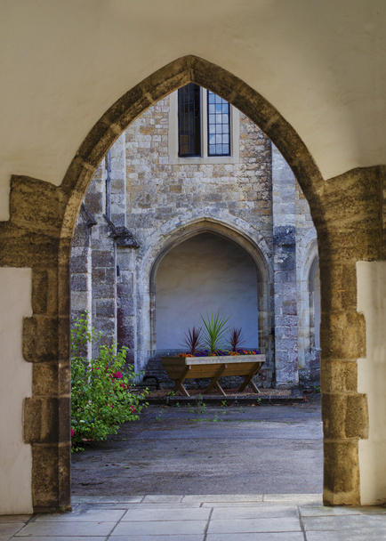 Stone Archway leidt tot minderbroeders binnenplaats - Foto, afbeelding
