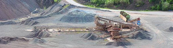 köves daráló gép egy külszíni bányában - Fotó, kép