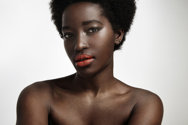 schwarze Frau mit hellen Lippen - Foto, Bild