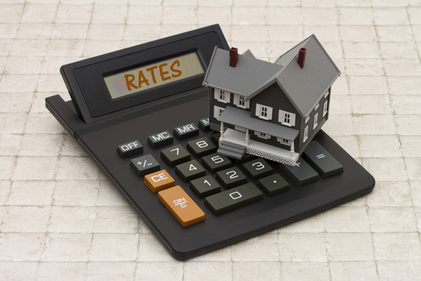 Domácí úrokové sazby hypoték, šedý dům a kalkulačku na sto - Fotografie, Obrázek