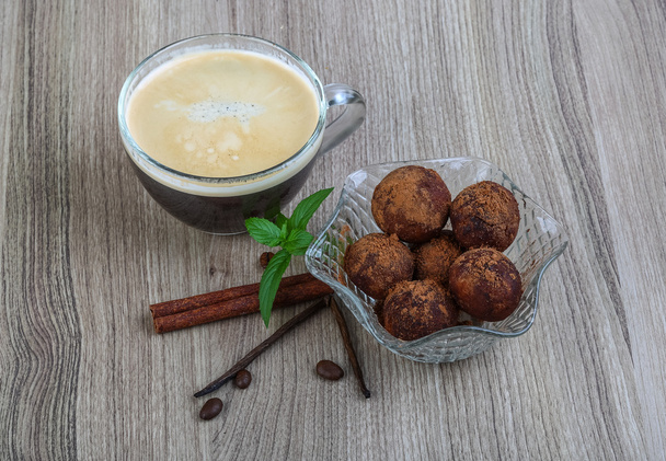 café com bolas de chocolate
 - Foto, Imagem