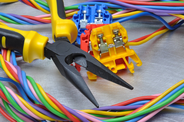 Набір електричних інструментів і кабелів
 - Фото, зображення