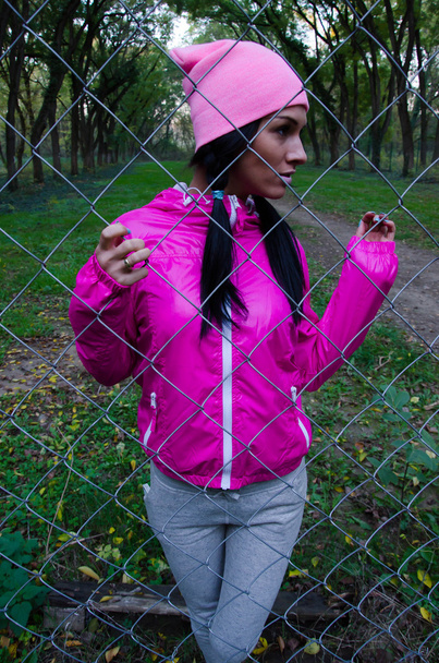 ピンクの黒人女性 - 写真・画像