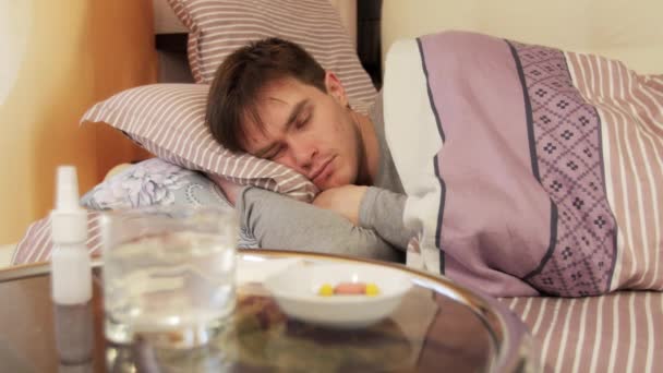 Άρρωστο άνθρωπο που κοιμάται στο υπνοδωμάτιό - Πλάνα, βίντεο