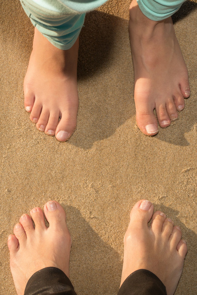 Χωρίς παπούτσια κορίτσια στην άμμο - Φωτογραφία, εικόνα