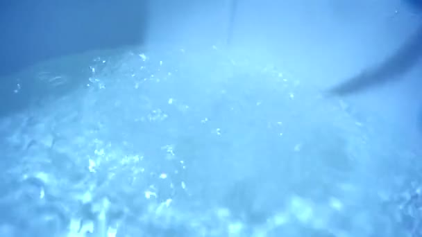 przepływ wody niebieski rozlewa do kąpieli wpisane tło - Materiał filmowy, wideo