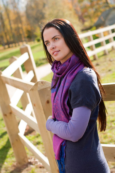 Portrait of young woman in country field - Fotoğraf, Görsel