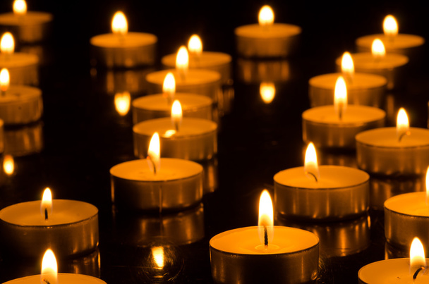κάψιμο των κεριών στο σκοτάδι - Φωτογραφία, εικόνα