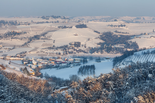 Małe miasteczko wśród śnieżny wzgórza w Włochy. - Zdjęcie, obraz