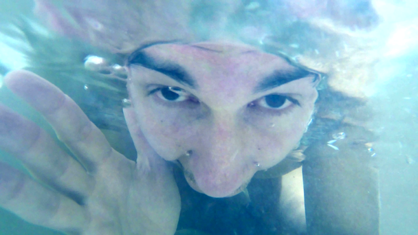 człowiek kąpie się w łazience nurkowań śmieszne niebieski podwodne szczęśliwy wody - Materiał filmowy, wideo