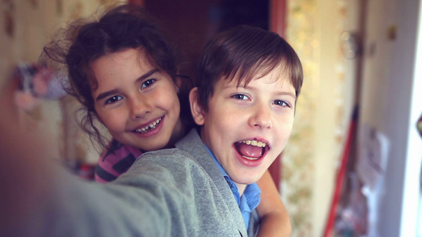 menino menina auto abraçando gritar irmão e irmã felicidade
 - Filmagem, Vídeo