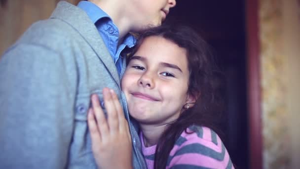tini lány ragaszkodott a fiú mellkasát ölelő szerelem a boldogság - Felvétel, videó