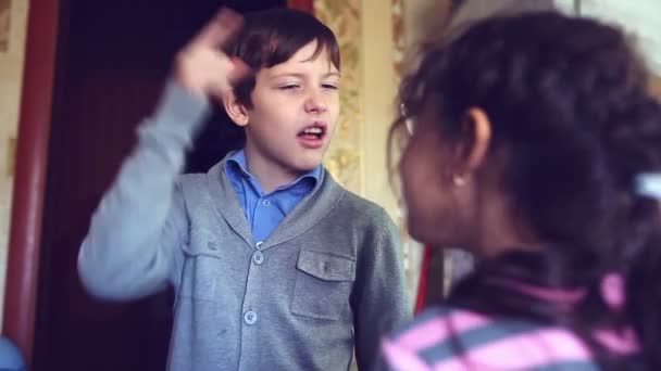 αγόρι και κορίτσι έφηβοι κραυγή ορκίζονται κακό οικογενειακών διαφορών των διαφοράς - Πλάνα, βίντεο