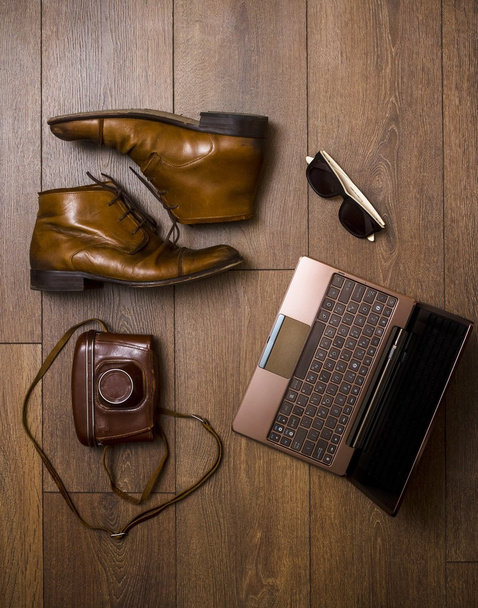 коричневая обувь, ремень, сумка и пленка камера с ноутбуком
 - Фото, изображение
