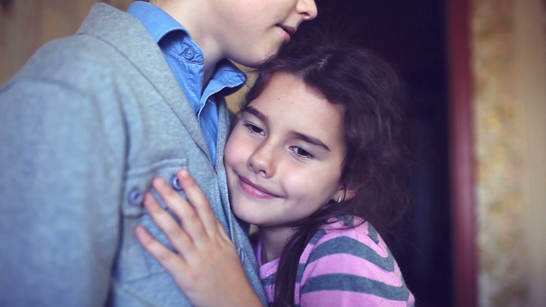 tini lány ragaszkodott a fiú mellkasát ölelő szerelem a boldogság - Felvétel, videó