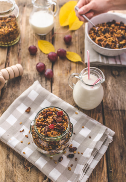 Home-baked granola with nuts, honey and pieces of fruit - Valokuva, kuva