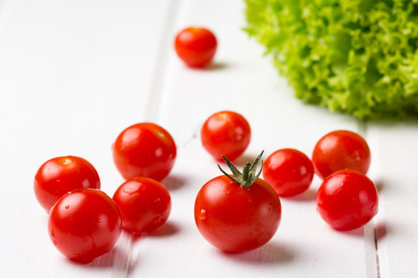 fresh lettuce and tomatoes on white background. - Foto, Bild
