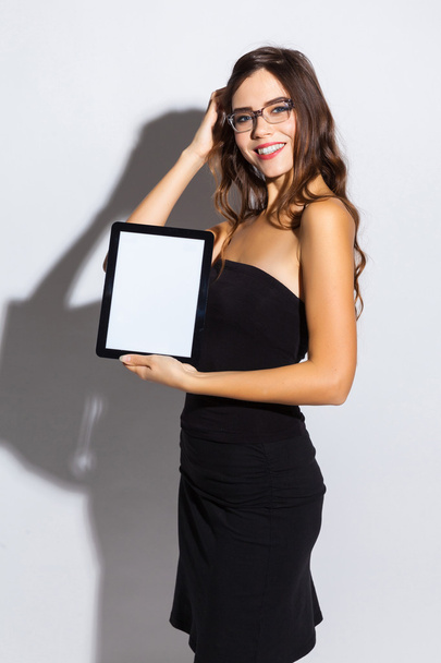 сексуальная девушка в деловом черном платье и солнечных очках на белой спине - Фото, изображение