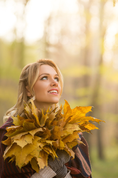 Blond woman with bouquet from maple leaves - Foto, Imagem
