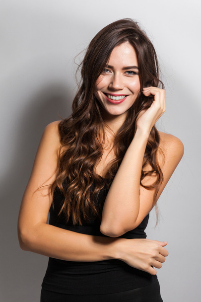 Business portrait of a smiling brunette in a business suit on a - Foto, Imagen
