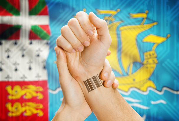 Número de identificación de código de barras en la muñeca y la bandera nacional de fondo - Saint Pierre y Miquelón - Foto, Imagen