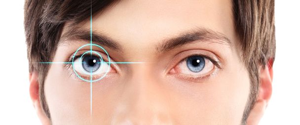 Closeup των μπλε μάτια από ένα νεαρό άνδρα κόκκινο και ερεθισμένο μάτι με - Φωτογραφία, εικόνα