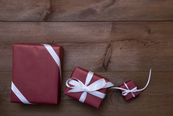 Tres regalos rojos de Navidad, regalos, cinta blanca, espacio de copia
 - Foto, Imagen